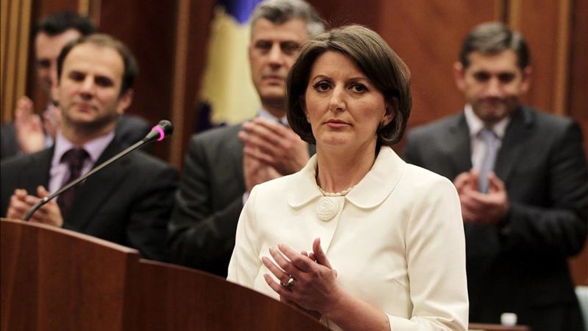 La presidenta de Kosovo recién electa, Atifete Jahjaga, interviene en el Parlamento de Kosovo, en Pristina, la capital del autoproclamado Estado independiente Kosovo. EFE
