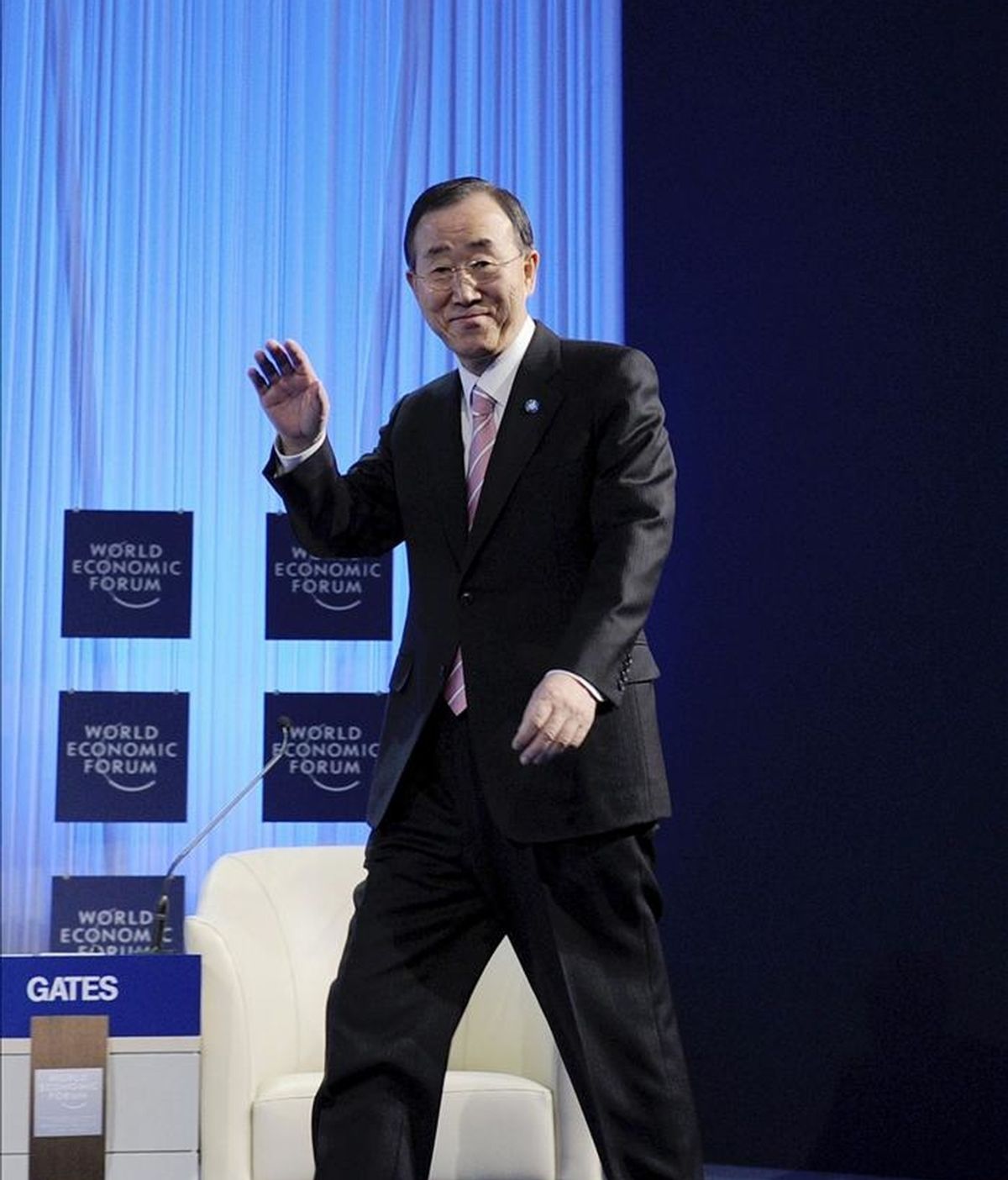 El secretario general de la ONU, Ban Ki moon, llega a uno de los debates del Foro Económico Mundial que se celebra en Davos (Suiza), hoy, 28 de enero de 2011. EFE