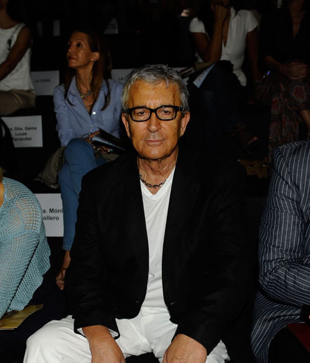 Desfile de famosos en Cibeles 2011