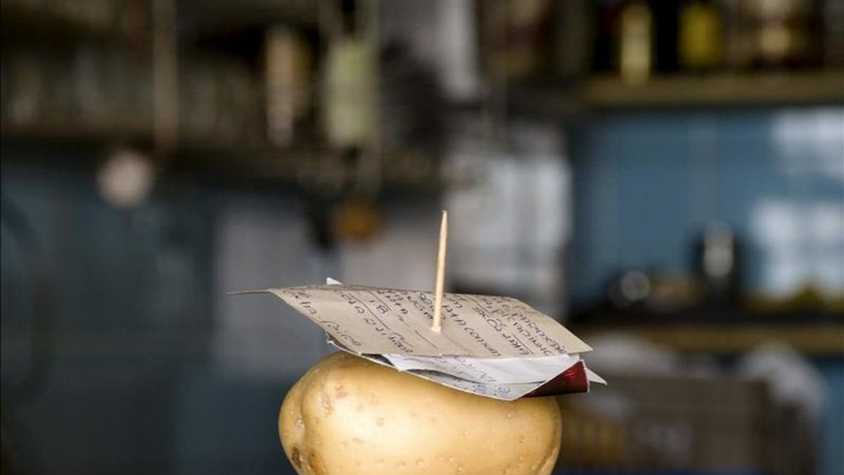 Fotografía facilitada por la Galería Xippa de un peculiar "bricolaje" brasileño, una patata con un palillo para pinchar facturas, perteneciente a la serie "Gambiarras" (bricolajes), del fotógrafo y cineasta brasileño Cao Guimaraes. EFE