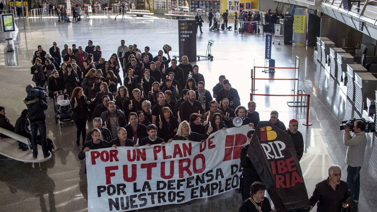 Trabajadores de Iberia protestan en el aeropuerto de Bilbao