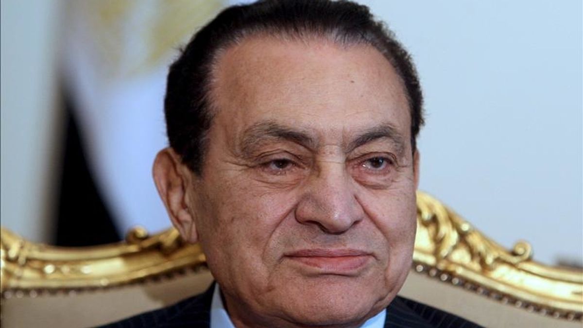 Fotografía de archivo fechada el 9 de febrero de 2011 que muestra al expresidente egipcio, Hosni Mubarak, en El Cairo, Egipto. EFE