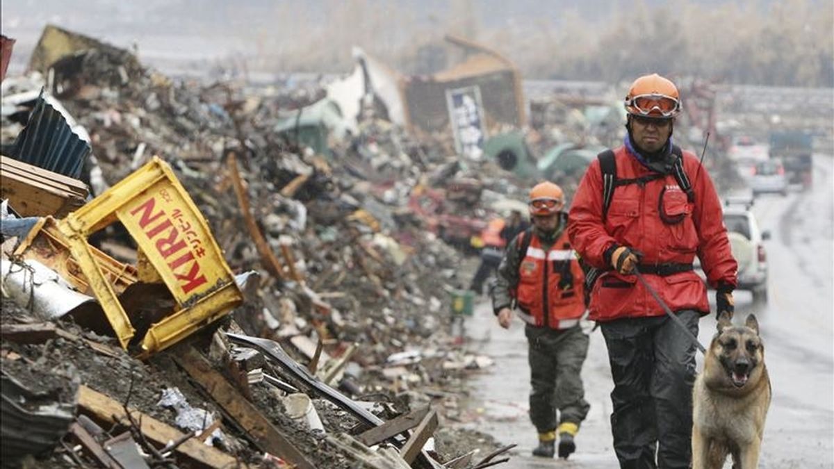 Equipos de rescate caminan entre los escombros en la ciudad devastada de Rikuzentakata en la prefectura de Iwate, en Japón hoy, 9 de abril de 2011. EFE