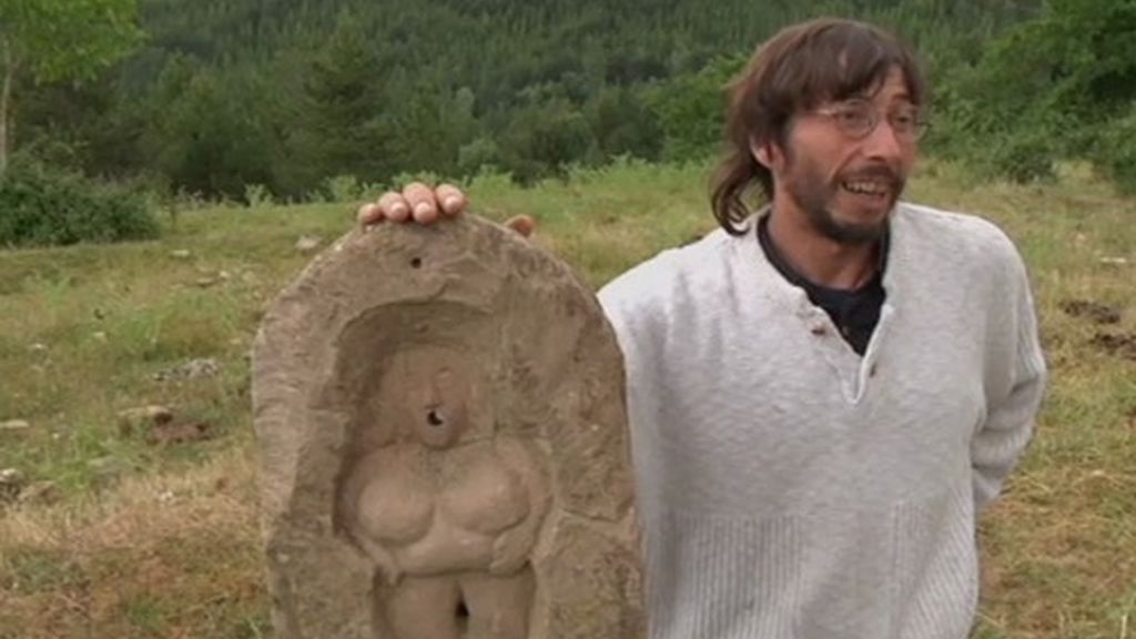 Otra de las aficiones de Fermín es la escultura en piedra. Afirma que lo más importante es la "belleza interior" como refleja en su obra