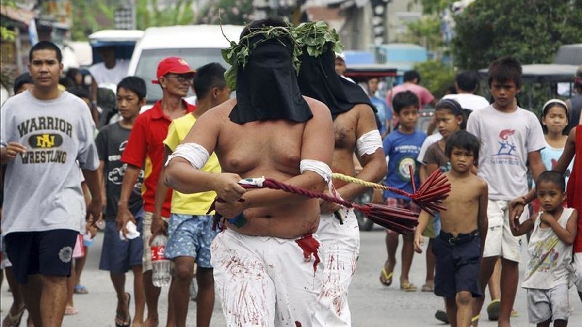 Penitentes filipinos se autoflagelan mientras recorren las calles de la localidad de San Pedro Cutud, en San Fernando, provincia de Pampanga, norte de Manila (Filipinas). EFE