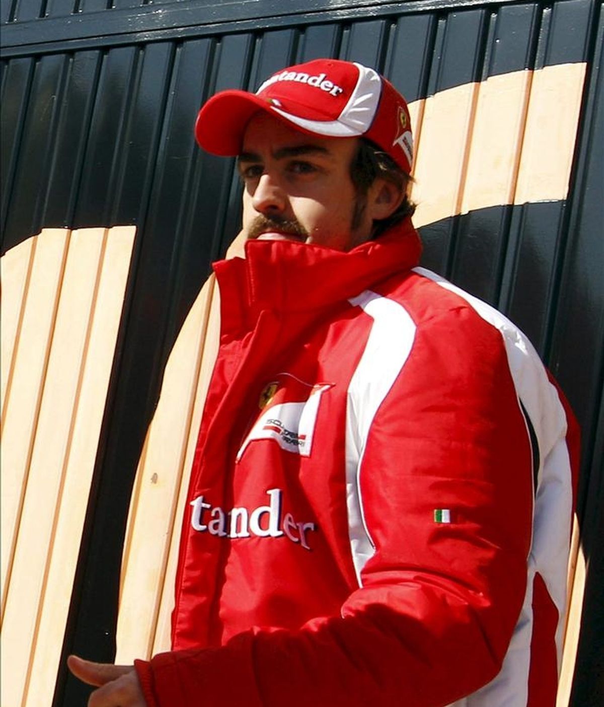El piloto español de la escudería Ferrari de Fórmula Uno, Fernando Alonso, sale del box de su equipo este mediodía en el circuito Ricardo Tormo de Cheste (Valencia), donde se realizan los primeros entrenamientos de pretemporada. EFE