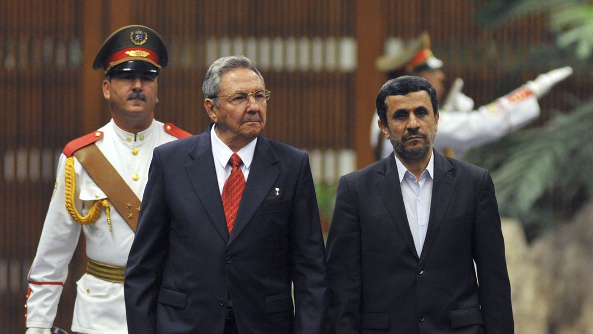 Raúl Castro y Mahmud Ahmadineyad pasan revista a las tropas formadas en el Palacio de la Revolución de La Habana (Cuba).