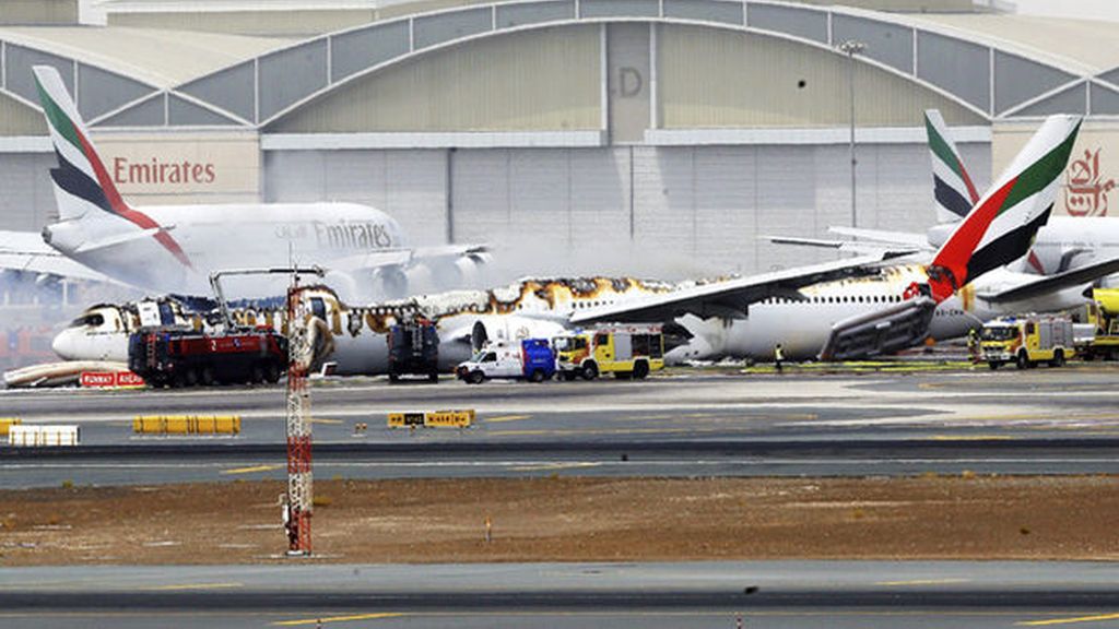 Un avión se incendia en el aeropuerto de Dubái tras un aterrizaje de emergencia
