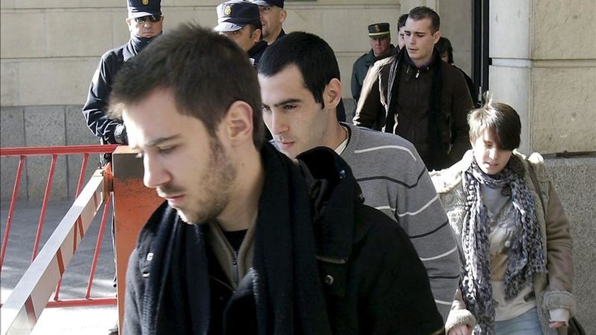 Varios amigos de Marta del Castillo salen del Juzgado de Menores de Sevilla, donde hoy han declarado ante el juez como testigos en la sexta jornada del juicio contra el menor Javier G.M., apodado "el Cuco", de quien han dicho que estaba "enamorado, obsesionado o encaprichado" con la víctima. EFE Varios amigos de Marta del Castillo salen del Juzgado de Menores de Sevilla, donde hoy han declarado ante el juez como testigos en la sexta jornada del juicio contra el menor Javier G.M., apodado "el Cuco", de quien han dicho que estaba "enamorado, obsesionado o encaprichado" con la víctima. EFE