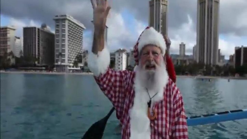 Papá Noel da la bienvenida a la Navidad surcando las olas