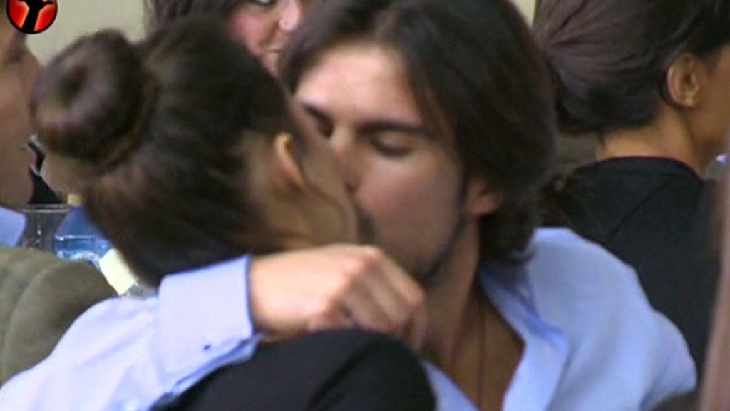 Confirmaron el noviazgo con un beso en públio