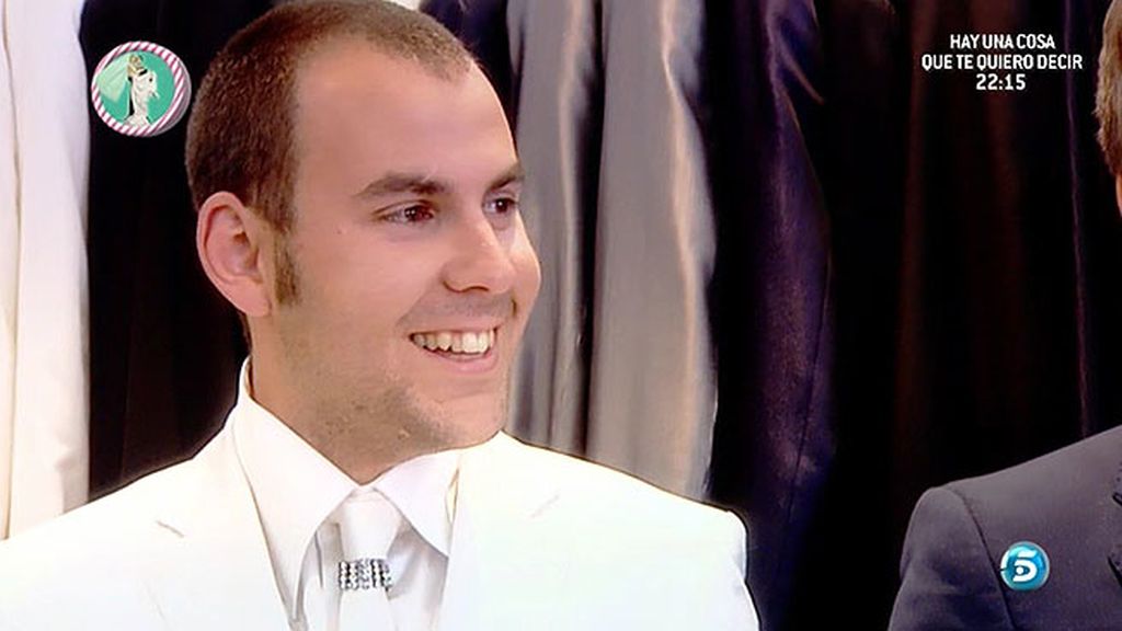 Junto a sus amigos y a su wedding planner, Cristian elige traje