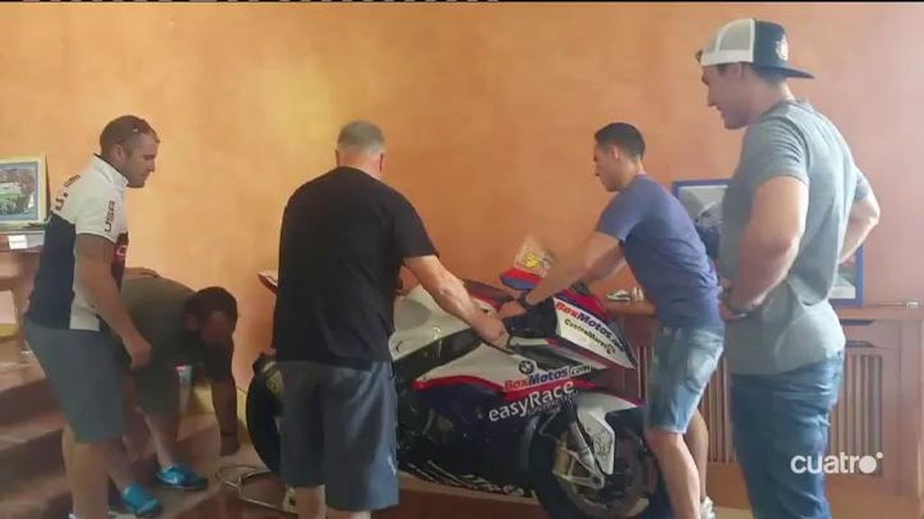 Los Espargaró llevan a los padres de Rivas la moto con la que su hijo hizo podio en Aragón