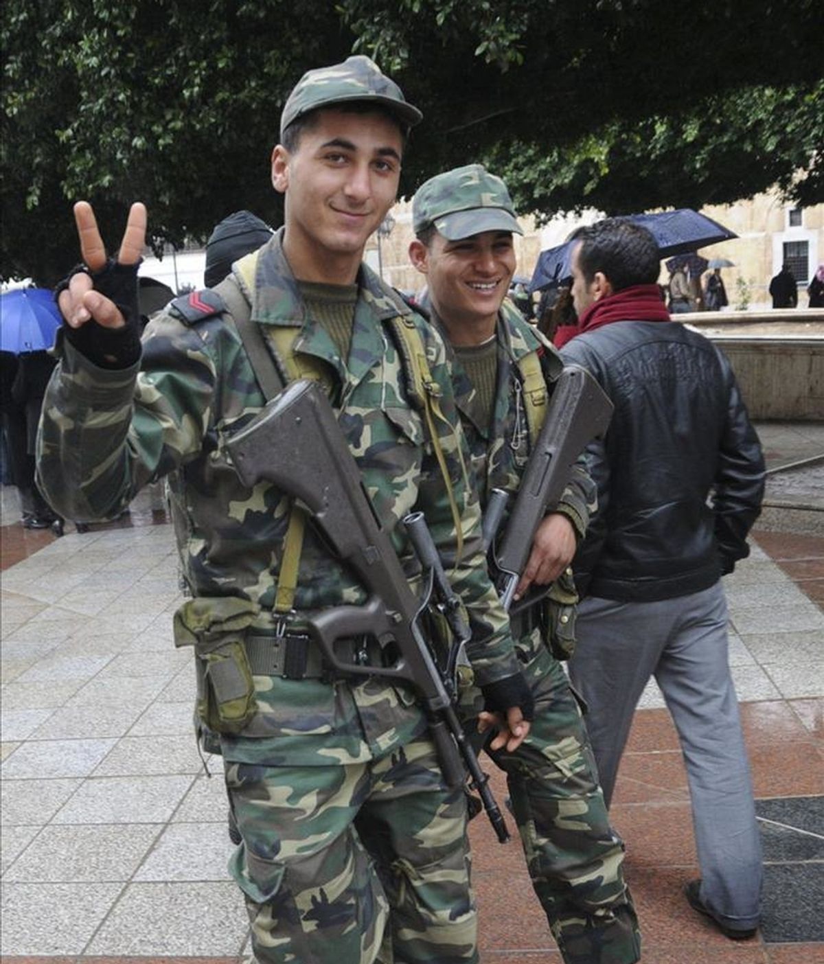 Soldados tunecinos vigilan cerca de los manifestantes concentrados frente a la Kasba de Túnez. EFE/Archivo