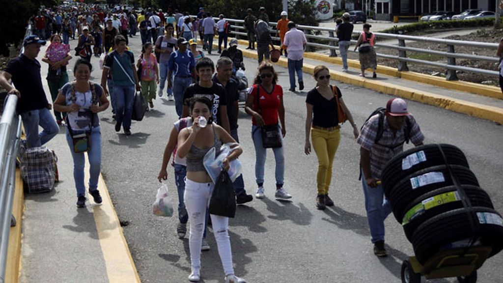 Continúa la afluencia de venezolanos en la frontera con Colombia