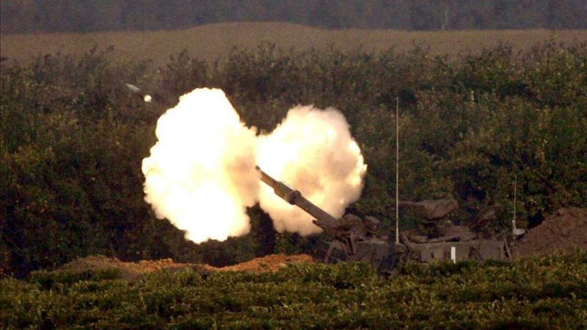 Un cañón de la artilleria israelí dispara desde el sur de Israel, en Sderot, hacia el norte de la Franja de Gaza. EFE/Archivo