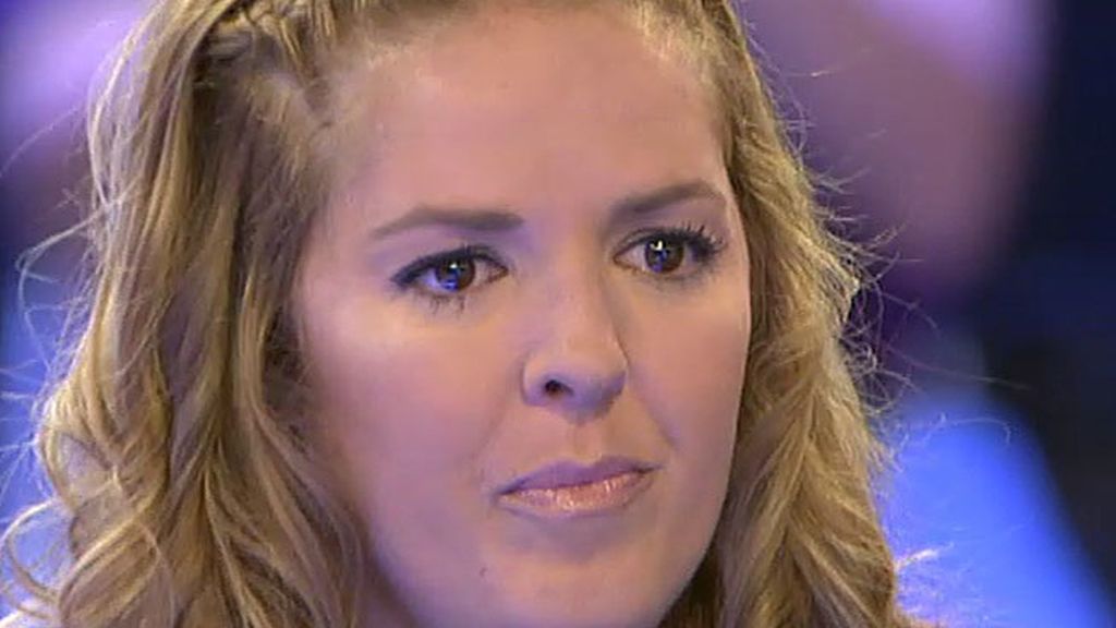 Rocío, la hija de Carmen, quiere animar a su madre con su grupo favorito