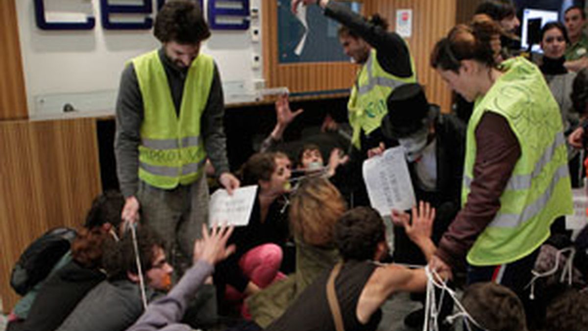 Un grupo de "indignados" del 15-M han protagonizado una acción sorpresa en la sede de la CEOE en Madrid. Vídeo: Informativos Telecinco.