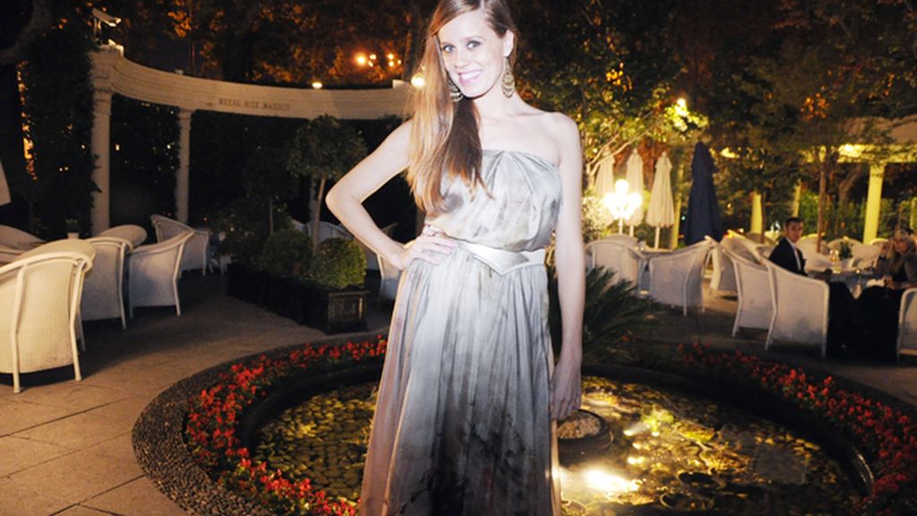 La actriz María Castro aspostó por un vestido largo de Roberto Verino para la fiesta