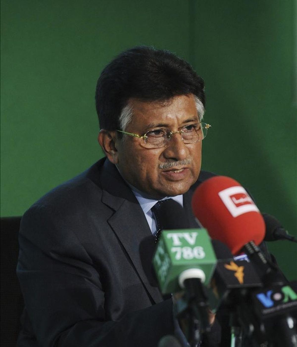El expresidente paquistaní en el exilio, Pervez Musharraf ofrece una rueda de prensa en Londres (Reino Unido) el 1 de octubre de 2010. EFE/Archivo