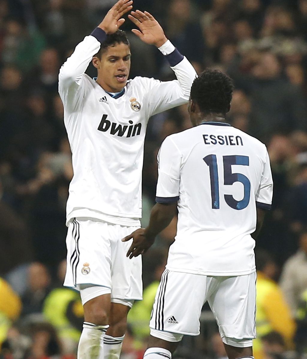 Raphael Varane celebra su gol ante el Barcelona con Michael Essien