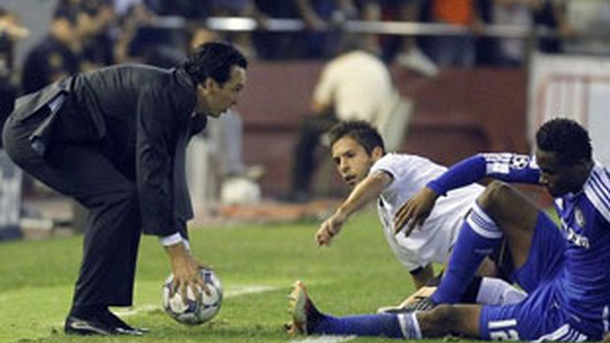 Unai Emery, sujeta el balón que se estaban jugando Pablo Hernández y Jhon Obi. Foto: Reuters