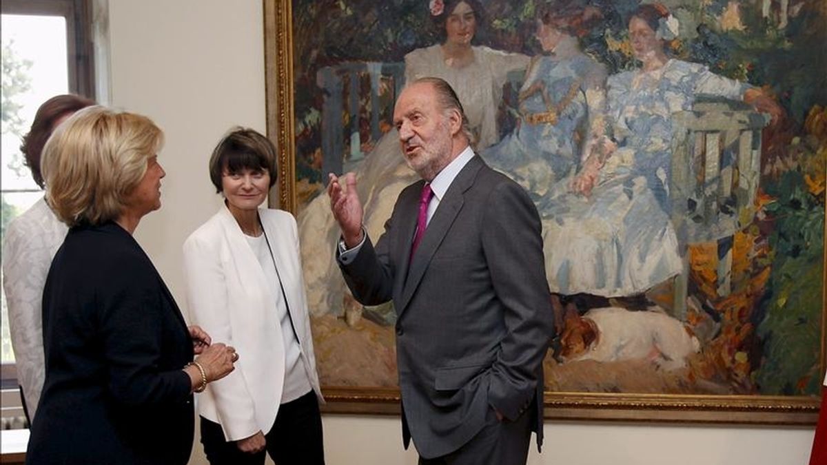 El rey Juan Carlos y la reina Sofía, junto a la presidenta suiza, Micheline Calmy-Rey (2d), y la directora de la Fundación del Hermitage de Lausana, Juliane Cosandier (i), visitaron hoy una gran exposición de pintores expresionistas españoles, "El Modernismo: De Sorolla a Picasso, 1880-1918", en el segundo y último día de la visita de Estado que los reyes realizan a Suiza. EFE