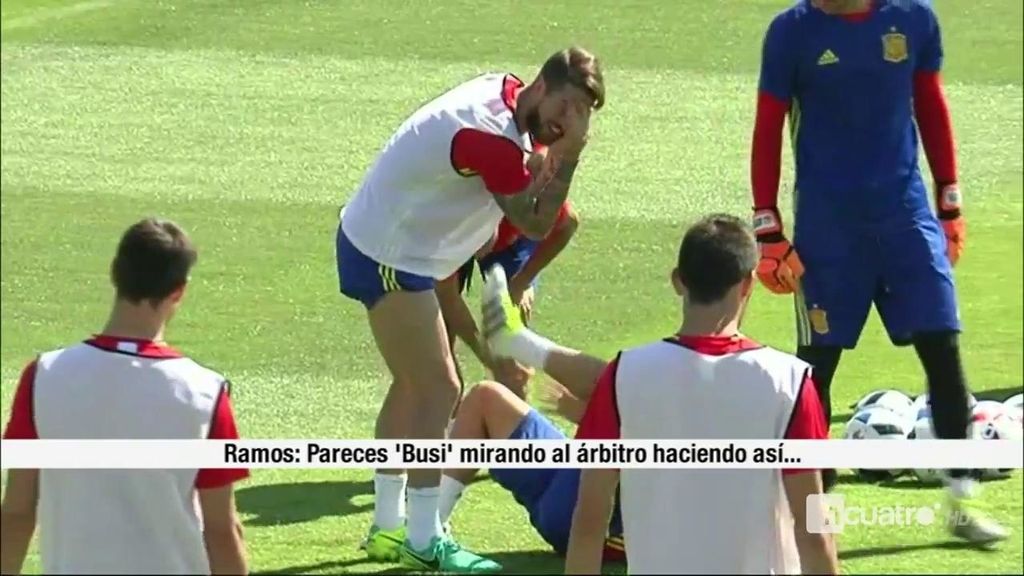 Ramos broma con el ‘teatro’ de Busquets en el alegre rondo de la Roja