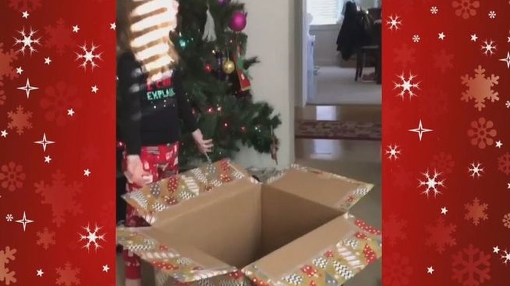 Una niña de tres años abre su regalo de Navidad… ¡y se le escapa!