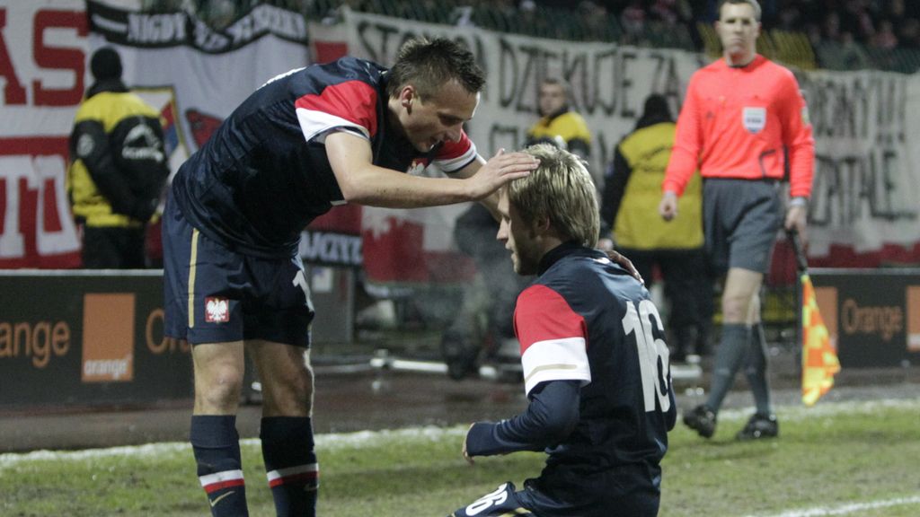 Blaszczykowski y Peszko celebran un gol con Polonia