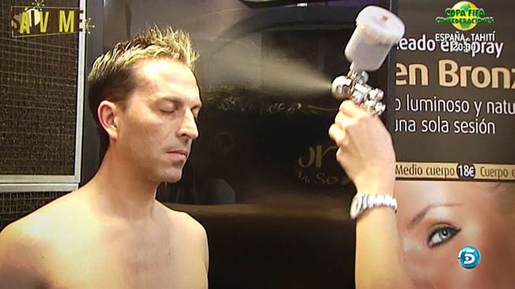 Cristina Tárrega cambia el look de Pedro, desde su vestuario hasta su bronceado