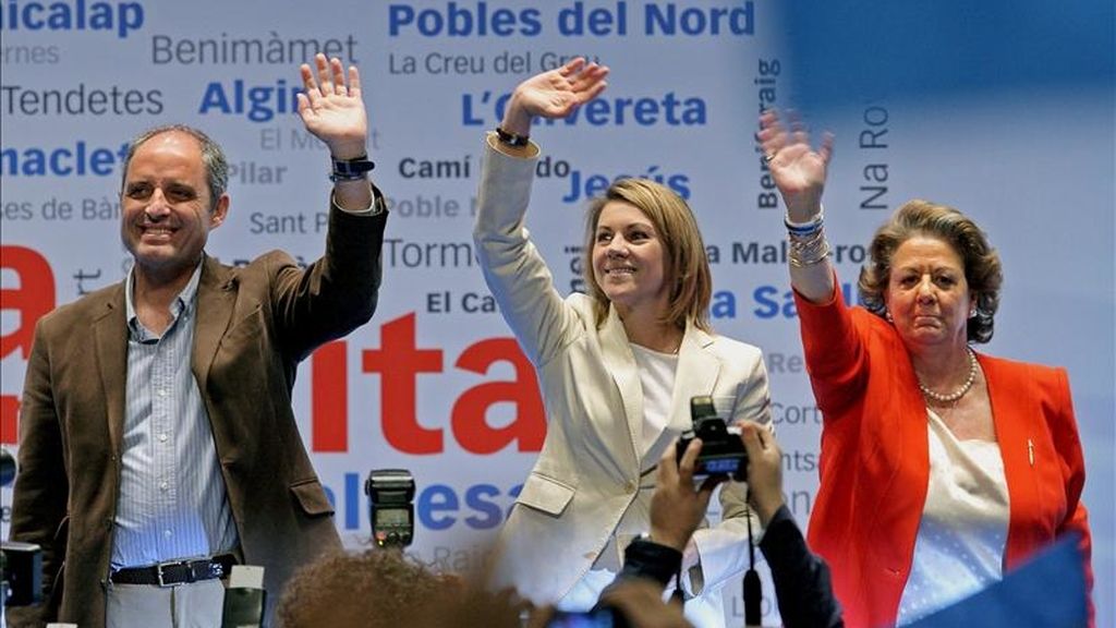 La alcaldesa de Valencia, Rita Barberá (d), la secretaria general del PP, María Dolores de Cospedal, y el president de la Generalitat, Francisco Camps, saludan a los asistentes al acto de proclamación de Barberá como candidata del PP a la Alcaldía valenciana. EFE La alcaldesa de Valencia, Rita Barberá (d), la secretaria general del PP, María Dolores de Cospedal, y el president de la Generalitat, Francisco Camps, saludan a los asistentes al acto de proclamación de Barberá como candidata del PP a la Alcaldía valenciana. EFE