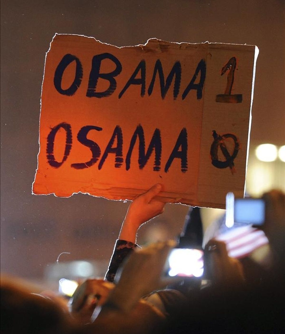 Un hombre sostiene una pancarta en la zona Zero en Nueva York (Estados Unidos) mientras celebra la muerte de Osama Bin Laden en la madrugada de hoy. EFE