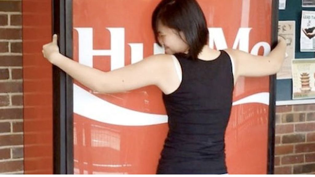 Abraza a la máquina para conseguir un refresco gratis Abraza a la máquina para conseguir un refresco gratis