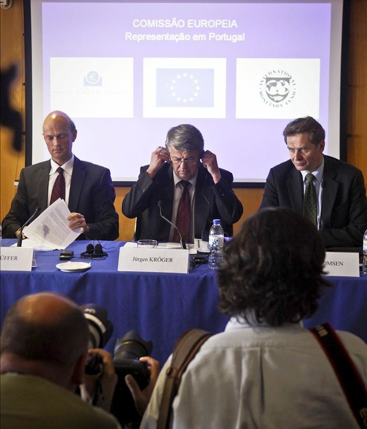 Los representantes de la Comisión Europea, Juergen Kroeger (c), del Banco Central Europeo (BCE), Rasmus Ruffer (i) y del FMI, Poul Thomson (d), durante una rueda de prensa conjunta sobre la negociación de la ayuda a Portugal en Lisboa, hoy. EFE