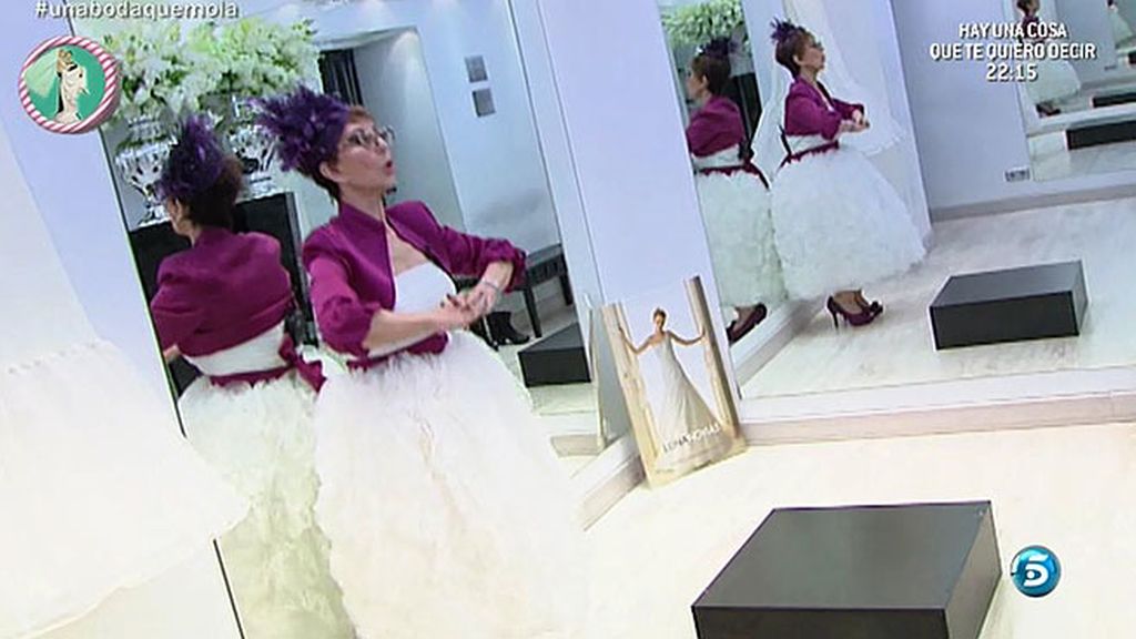 Karmele Marchante se viste de novia para anunciar la boda