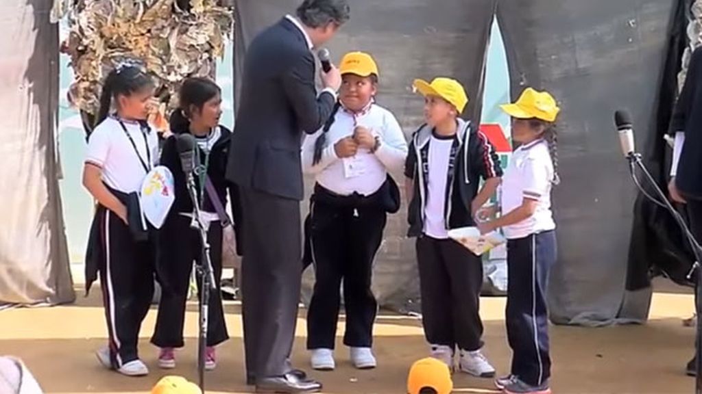 Una niña de ocho años corrige en un acto público al ministro de Educación de México