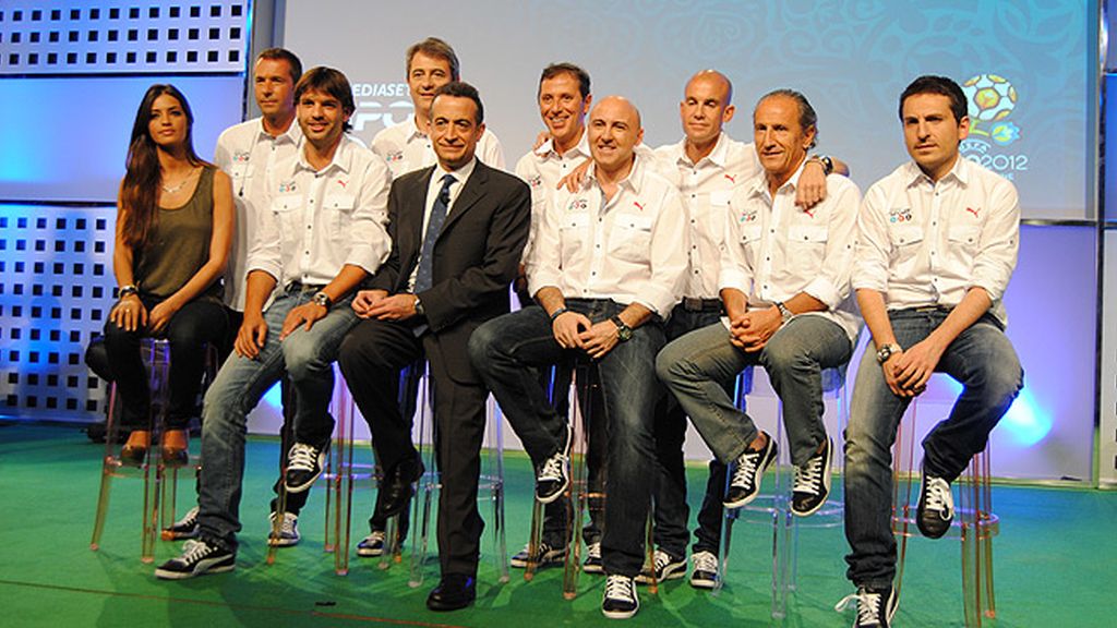 Vasile, J.J. Santos, Manu, Sara, Casillas, Iniesta, Del Bosque, en la presentación