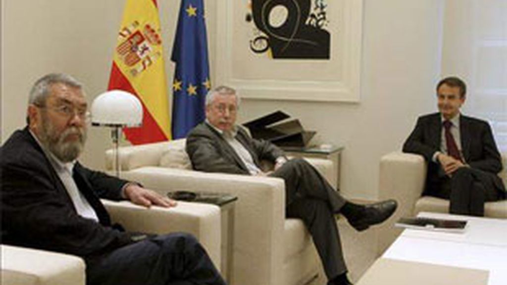Zapatero cierra personalmente el acuerdo sobre pensiones con Méndez y Toxo. Foto: EFE. Zapatero cierra personalmente el acuerdo sobre pensiones con Méndez y Toxo. Foto: EFE.