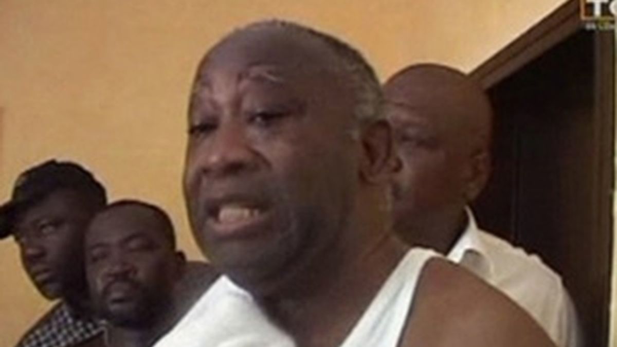 La televisión de Costa de Marfil ha emitido el vídeo con las imágenes del arresto del presidente saliente Gbagbo. Vídeo: Informativos Telecinco