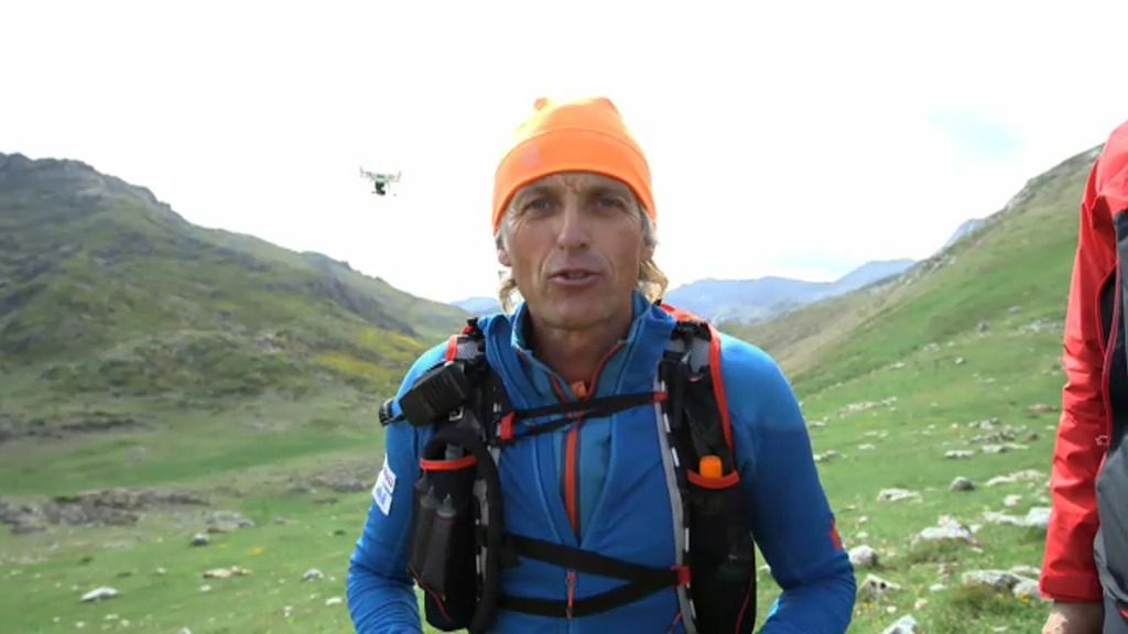 Jesús Calleja echa una carrera a unos drones por las montañas de Somiedo