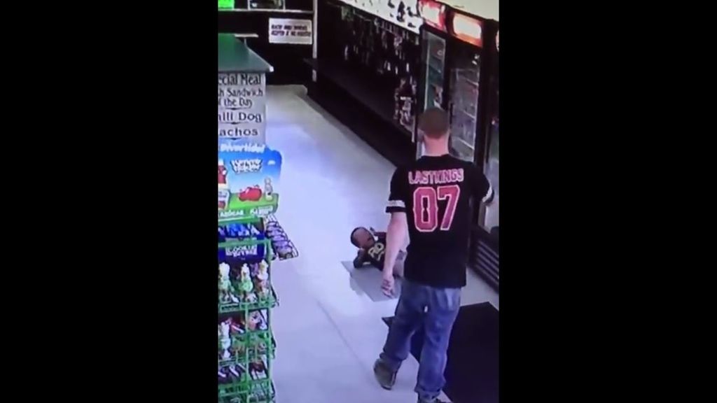 Un padre golpea brutalmente la cara de su hijo en un supermercado de California