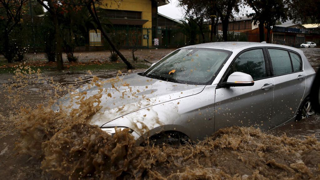 Las intensas lluvias inundan las calles de Santiago de Chile