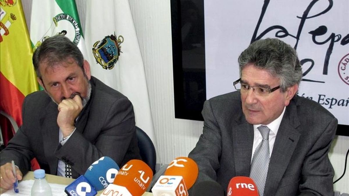 El delegado del Gobierno de la Junta de Andalucía en Cádiz, Gabriel Almagro (i), junto al consejero de Gobernación y Justicia de la Junta de Andalucía, Luis Pizarro, esta mañana en Cádiz, antes de presentar su dimisión. EFE