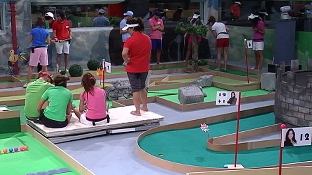 Los concursantes juegan al minigolf