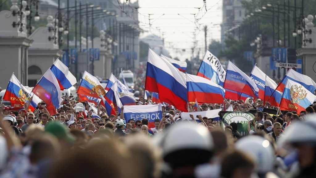 Peleas, destrozos, insultos racistas y detenciones