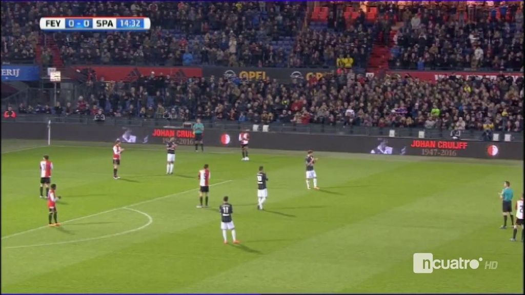 El Feyenoord-Sparta se para en el minuto 14 y todo el mundo aplaude en pie por Cruyff
