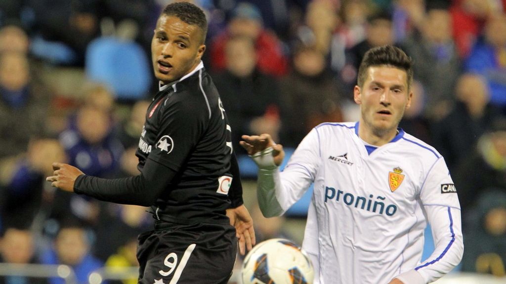 El centrocampista húngaro del Zaragoza Adam Pinter (d) y el delantero marroquí del Granada Youssef El-Arabi luchan por el balón