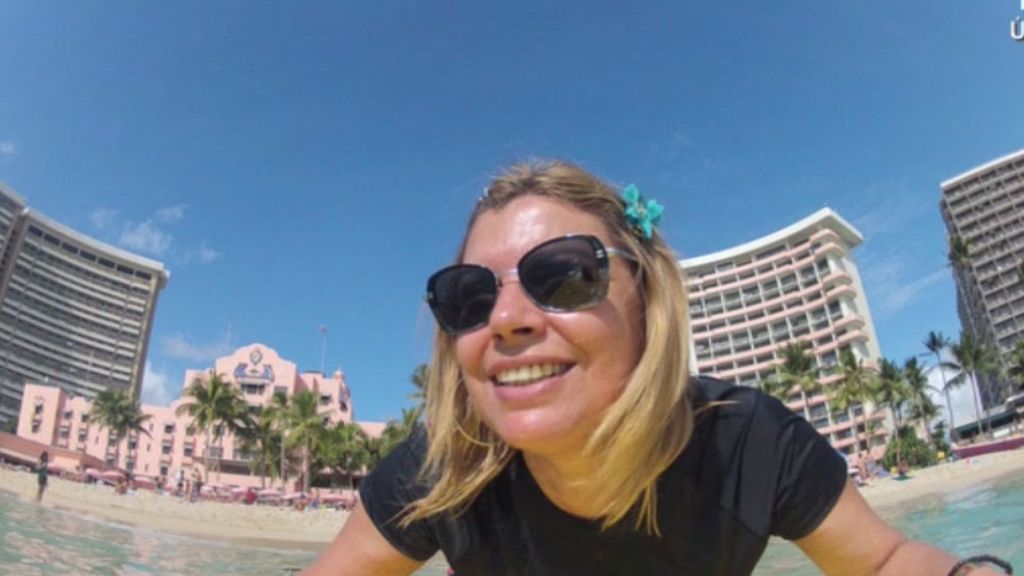 La colaboradora ha intentado hasta aprender a hacer surf