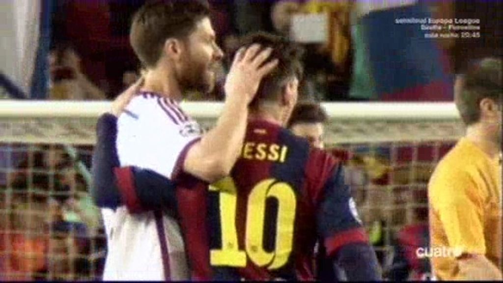 Así fue el pique entre Xabi Alonso y Messi tras acabar el partido en el Camp Nou
